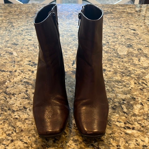 ANTONIO MELANI 100% leather brown booties women’s 8.5. Square toe w/ kitten heel - Picture 1 of 11